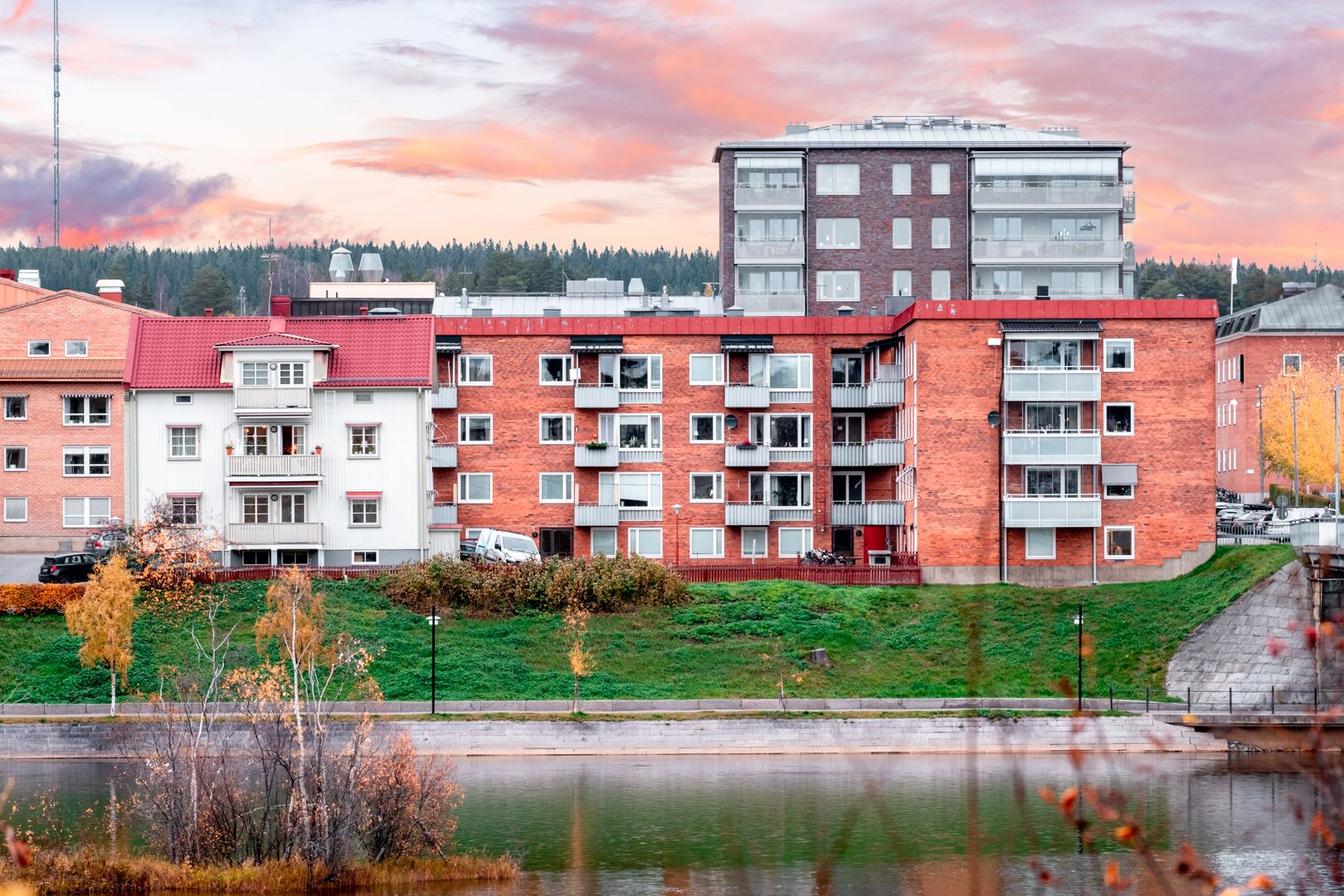 Strandgatan 26, Stationsgatan 1A, 1B